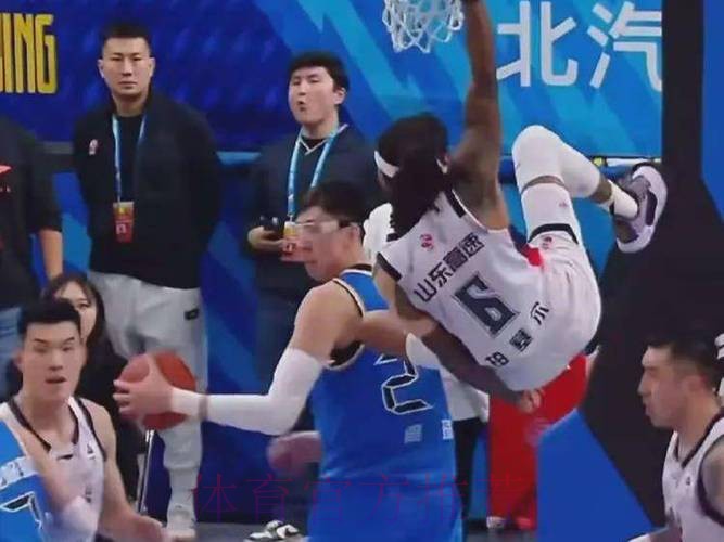 坑了！场上骂骂咧咧，搞乱北京队节奏，付政浩：换作客场早罚出去了