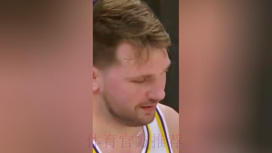 东契奇再进神奇球 随手一撂打成2+1 东契奇再进神奇球 随手一撂打成2+1